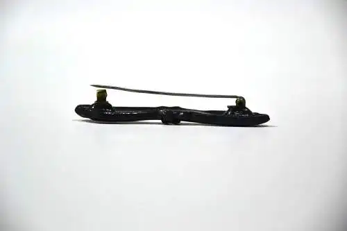 Trauerschmuck, Brosche,in der Form einer Smoking Fliege, schwarzes Glas