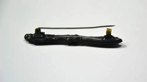 Trauerschmuck, Brosche,in der Form einer Smoking Fliege, schwarzes Glas