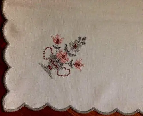 Kleine weiße Tischdecke mit Stickereien, 0,80 x 0,80 m