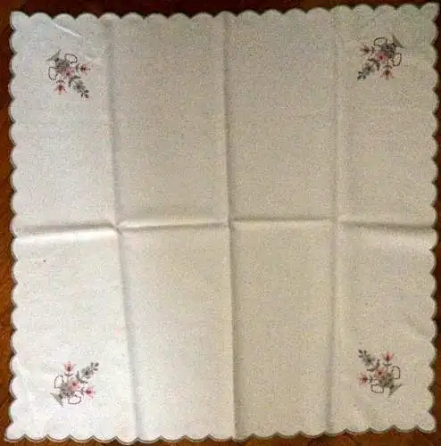 Kleine weiße Tischdecke mit Stickereien, 0,80 x 0,80 m