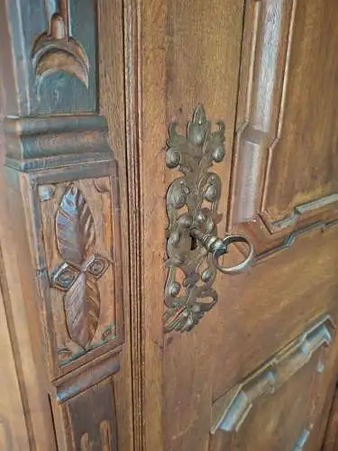 Möbel,Barockschrank 2-türig, Eiche und Tanne, wohl fränkisch, um 1700
