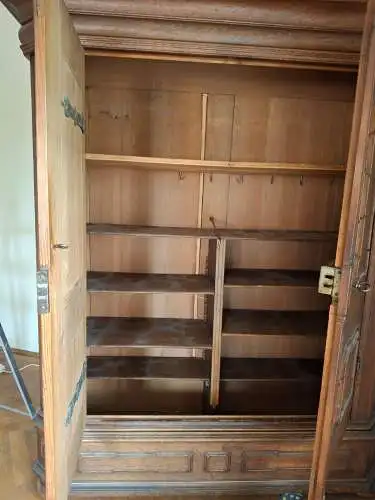 Möbel,Barockschrank 2-türig, Eiche und Tanne, wohl fränkisch, um 1700