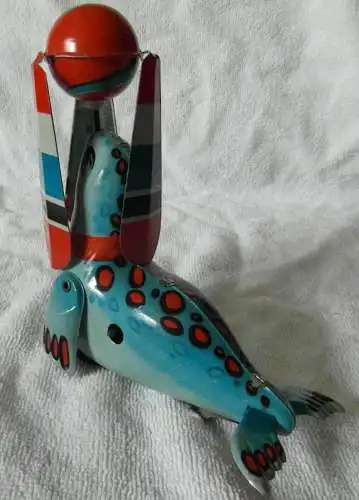 Blechspielzeug Robbe mit Ball mit Federantrieb 