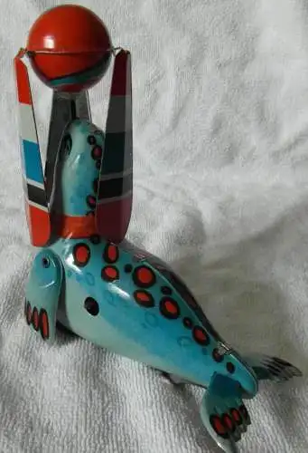 Blechspielzeug Robbe mit Ball mit Federantrieb 