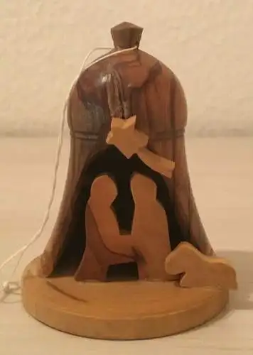 Weihnachtsschmuck, Glocke aus Holz mit heiliger Familie , 20 Jhdt