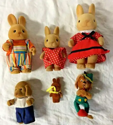 Sammlung von vier kleinen Hasen + zwei Hunden