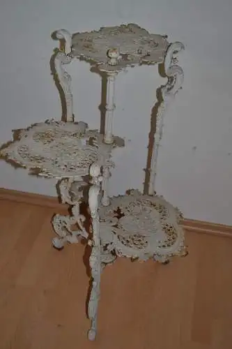 Blumentisch,um 1900, Gußeisen,weiß lackiert, drei Ebenen
