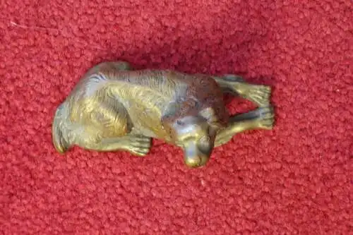  Messingfigur, Weimaraner Hund,liegend, etwa Mitte 19. Jhdrt.