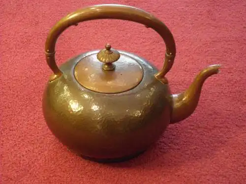 Teekanne, Jugendstil, Kupfer, Hammerschlaglackierung,Holzgriff mit Löwenfüßen
