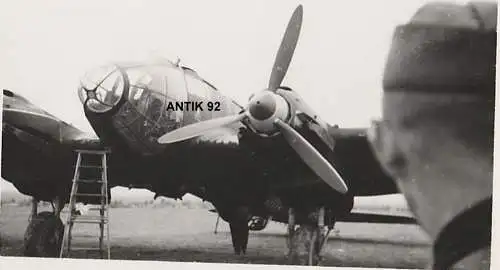 Militaria,2Fotos,II Weltkrieg,deutsche Bomber auf dem Rollfeld