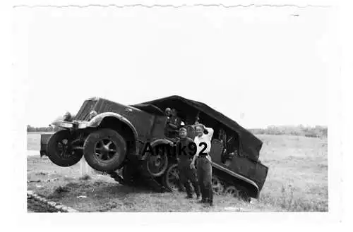 Militaria,Foto,II Weltkrieg,deutscher Zugkraftwagen bei Cluny,1940