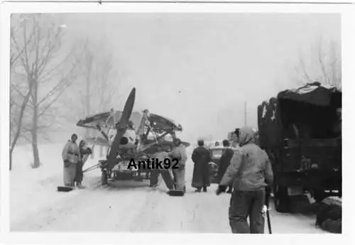 Militaria,Foto,IIWeltkrieg,Abtransport e. zerschossenen Rotkreuzflugzeug,Olenino