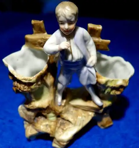 Vase,klein, mit Figur eines Kindes, Bisquit-Porzellan