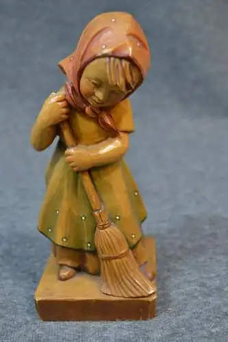 Holzfigur, Schnitzerei, Mädchen mit Besen, handbemalt, etwa 1920, 