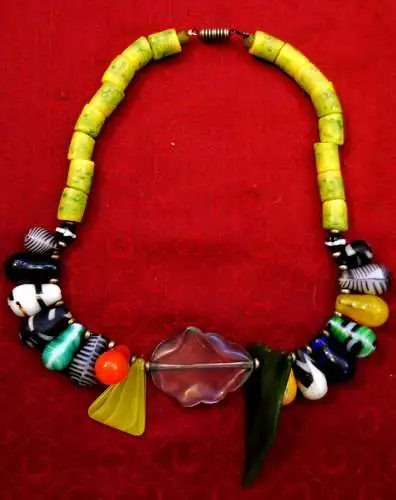 Modeschmuck mit diversen Glassteinen aus den siebziger Jahren,, ca.40 cm 