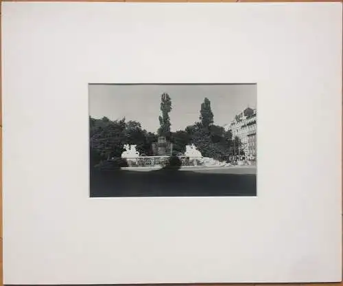 Original-Photographie Wittelsbacher Brunnen in München im Passepartout
