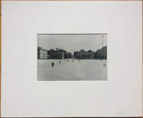 Original-Photographie Königsplatz in München im Passepartout