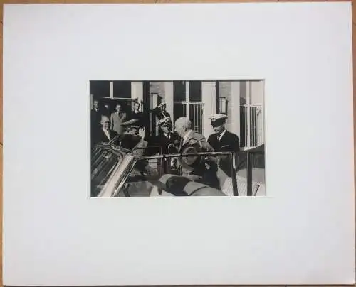 Original-Photographie Bundespräsident Theodor Heuss im Passepartout
