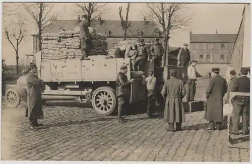 Photographie 1. Weltkrieg: Soldaten beim Beladen eines Militär-LKWs, ca. 1917
