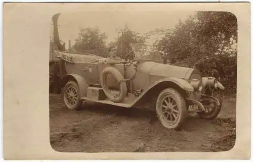 Photographie 1. Weltkrieg: Bayerischer Soldat in PKW Benz, 1917