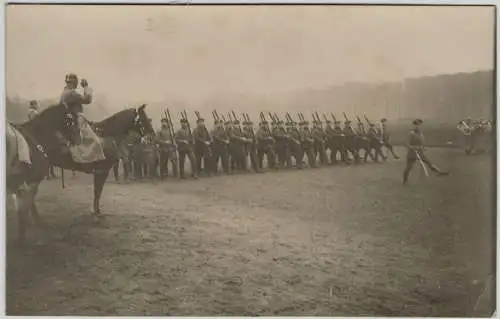 Photographie 1. Weltkrieg: Kaiser Wilhelm II. beim Truppenbesuch