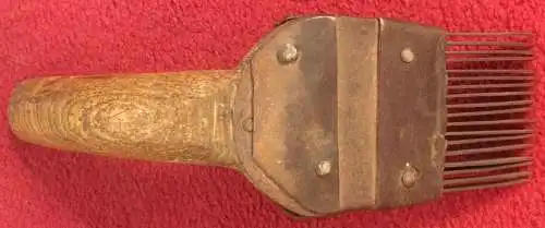 Alter Flachskamm aus Holz mit 18 Spießen aus Metall
