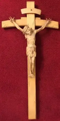 Holzgeschnitztes Kruzifix, 20. Jahrhundert