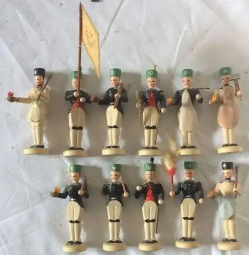 Elf Figuren aus Holz – Bergleute, wohl aus dem Erzgebirge, ohne Marke