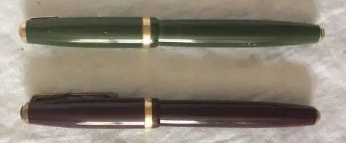 Zwei Füller „PARKER DUOFOLD VACUMATIC“ mit Goldfeder, Füllmechanismus defekt
