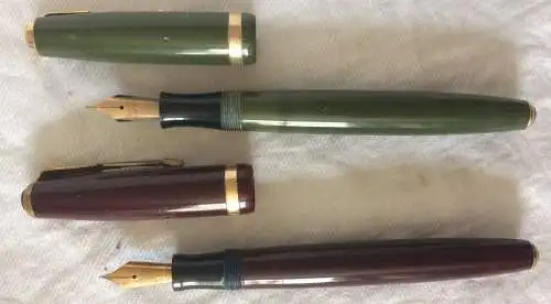 Zwei Füller „PARKER DUOFOLD VACUMATIC“ mit Goldfeder, Füllmechanismus defekt