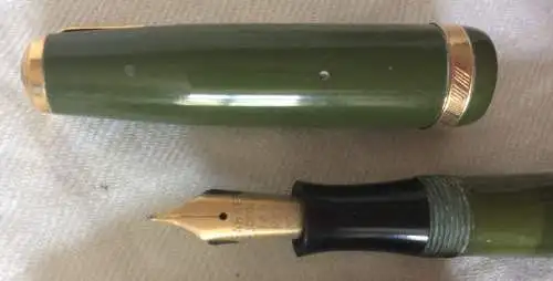 Zwei Füller „PARKER DUOFOLD VACUMATIC“ mit Goldfeder, Füllmechanismus defekt