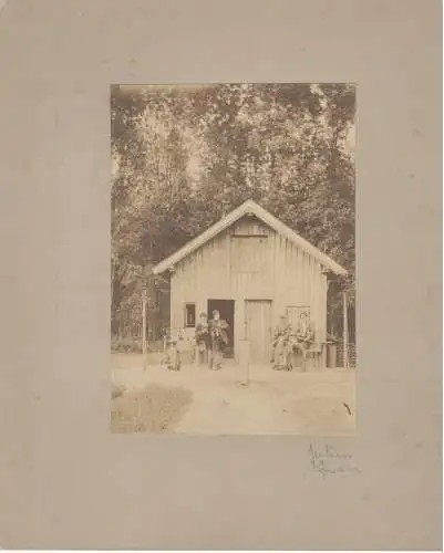 Original-Photographie Julius Hofmann mit drei Kollegen vor Hütte im Wald