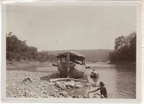 Originalphotographie Kleines Boot am Flußufer auf Bali, ca. 1905