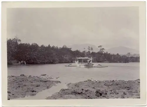 Originalphotographie Kleines Wasserfahrzeug auf einem Fluß auf Bali, ca. 1905