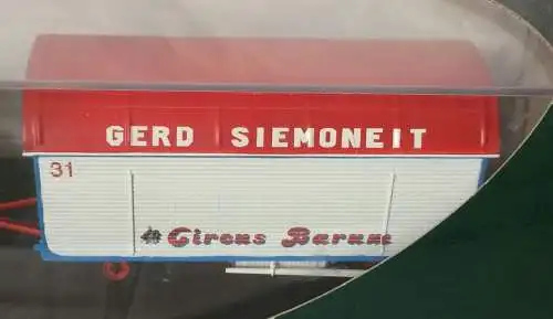 Schuco Limited Edition Traktor Hanomag R40 mit Mack-Anhänger „Circus Barum“