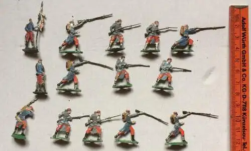 14 Zinnsoldaten mit Gewehren, wohl Infanterie-Soldaten