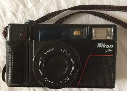 Nikon L35 AF2 Auto-Focus Analogkamera 1:2.8, 35 mm mit Tasche
