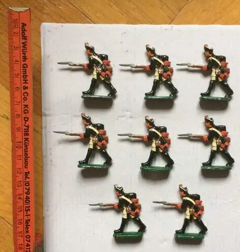 Sieben Metallsoldaten, stürmende Musketiere mit aufgepflanztem Bajonett, 18. Jhd