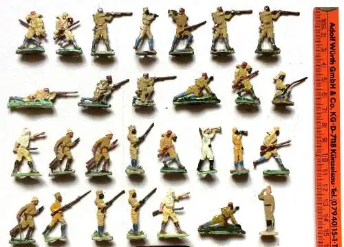 28 kleine Zinnsoldaten in hellbrauner Uniform