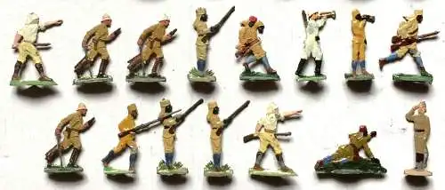 28 kleine Zinnsoldaten in hellbrauner Uniform