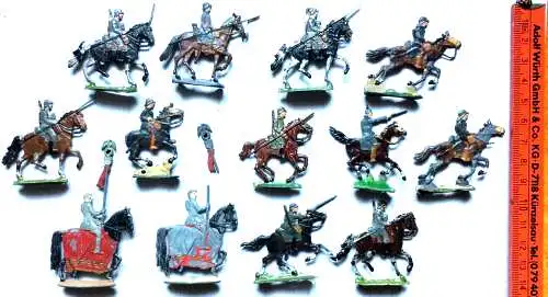 13 Zinnfiguren berittene Soldaten, wohl deutsche Wehrmachtssoldaten