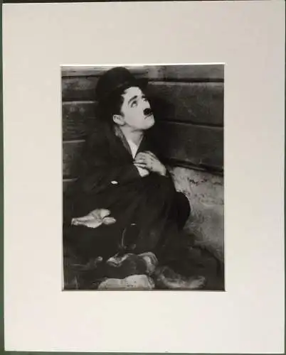 Original-Pressephoto Charlie Chaplin – Szene aus dem Film „Lachen verboten“ 1946