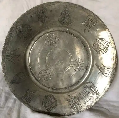 Breitrandiger Teller aus Metall, kein Silber, wohl arabisch/orientalisch