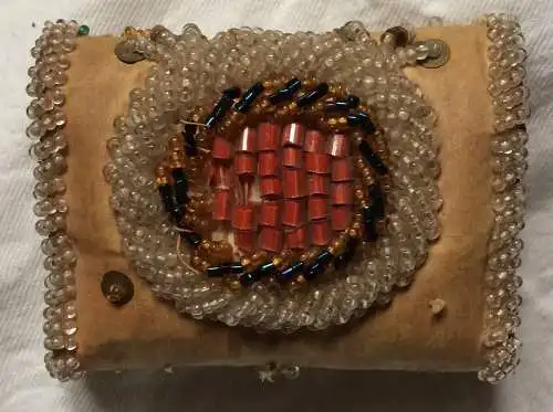Kleines mit Pailletten besticktes Täschchen,  Mitte 19. Jhdt.