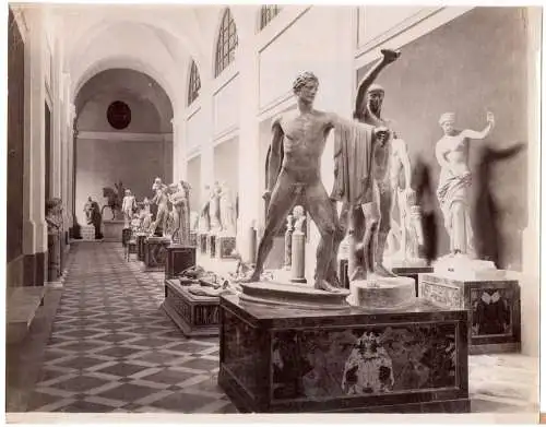 Zwei sehr alte Photographien mit Aufnahmen von Objekten in italienischen Museen