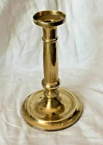 Alter Kerzenständer aus Messing, ca. 1850, 18,3 cm hoch, sehr gut erhalten