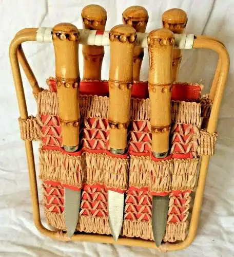 Set von sechs Obstmessern mit Bambusgriffen auf kleinem Ständer,1950