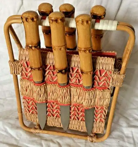 Set von sechs Obstmessern mit Bambusgriffen auf kleinem Ständer,1950