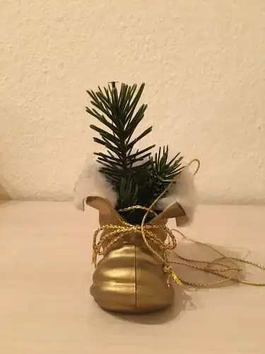 Weihnachtsschmuck, Stiefel mit Tannenzapfen, aus Plastik