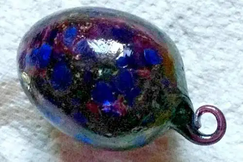 Ei aus teil-transparentem Glas mit blauem und violettem Muster